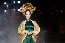 Hoa hậu Thanh Thủy trình diễn áo dài mang âm hưởng cung đình Huế