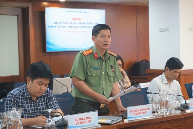 Thượng tá Lê Mạnh Hà phát biểu tại họp báo chiều 27/4.