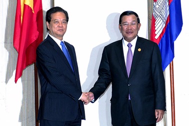 Thủ tướng Nguyễn Tấn Dũng gặp Thủ tướng Campuchia tại Lào