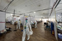 Gia tăng F0, một BV dã chiến ở TPHCM phải kê thêm ghế bố