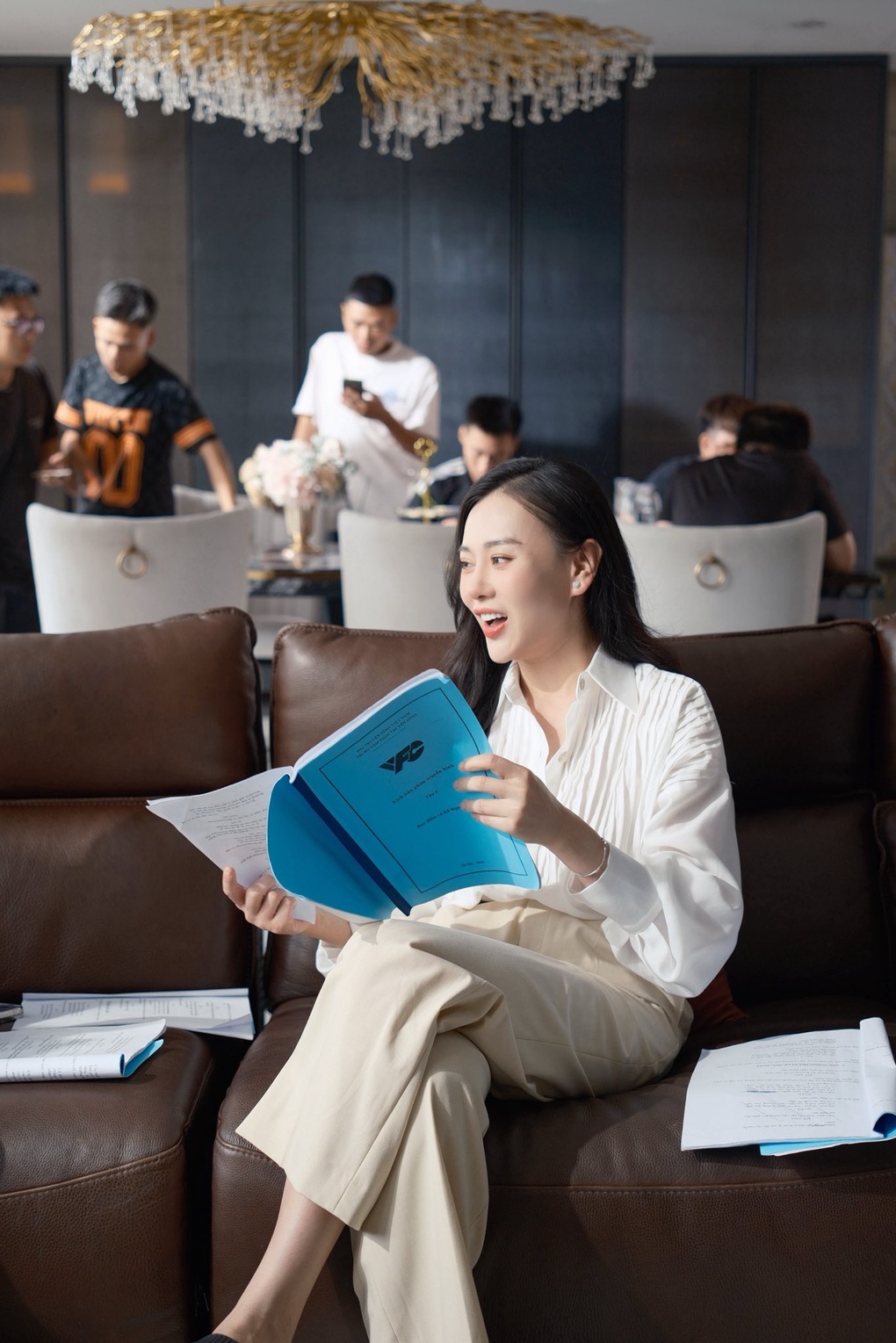 Phương Oanh hé lộ tạo hình nhân vật sau 4 năm dừng đóng phim VTV - 1 Phương Oanh hé lộ tạo hình nhân vật sau 4 năm dừng đóng phim VTV - 1