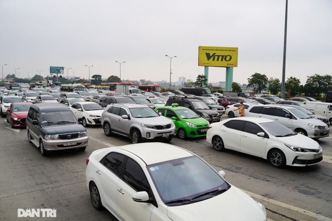 Hàng vạn người đổ về Thủ đô trong ngày nghỉ Tết Nguyên đán cuối cùng - 13 Hàng vạn người đổ về Thủ đô trong ngày nghỉ Tết Nguyên đán cuối cùng - 13