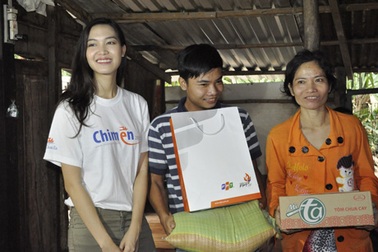 Hoa hậu Thùy Dung cùng bạn trẻ trao quà tri ân thiện nguyện