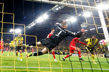 Dortmund may mắn cầm hòa Bayern Munich nhờ bàn thắng ở phút bù giờ