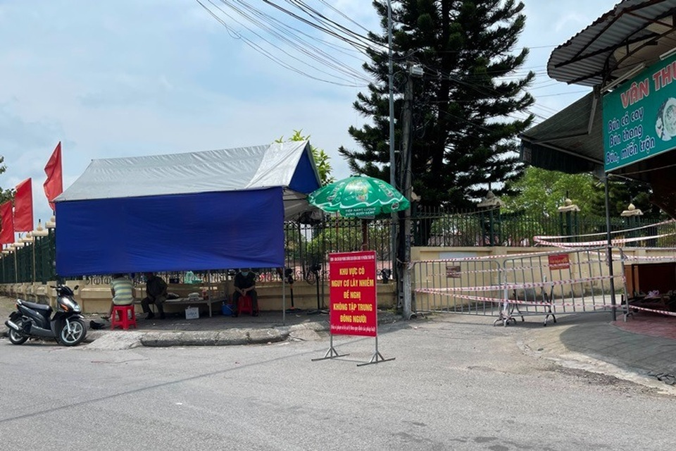 Xử phạt bà bán rượu thông chốt kiểm dịch - 1 Xử phạt bà bán rượu thông chốt kiểm dịch - 1