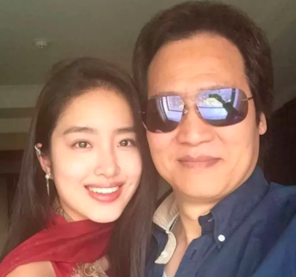 Mối quan hệ kỳ lạ giữa Lưu Diệc Phi và người cha nuôi tỷ phú - 9 Mối quan hệ kỳ lạ giữa Lưu Diệc Phi và người cha nuôi tỷ phú - 9