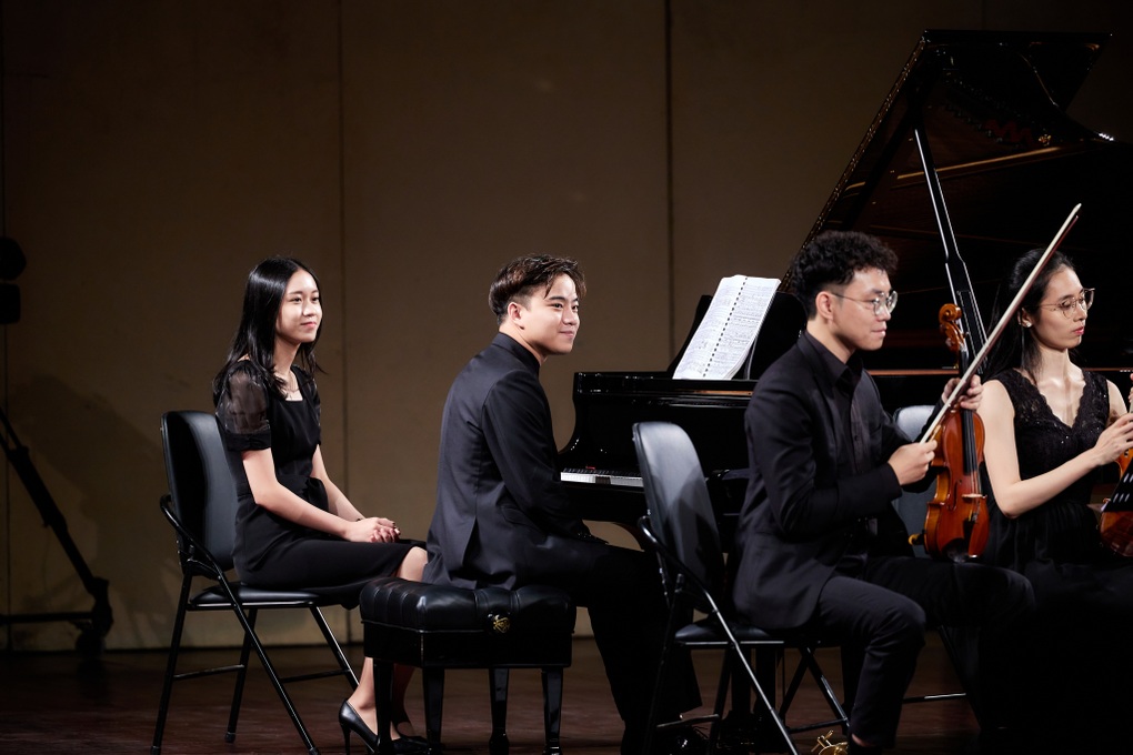 Hoa hậu Dương Thùy Linh ủng hộ thần đồng piano Nguyễn Việt Trung - 2 Hoa hậu Dương Thùy Linh ủng hộ thần đồng piano Nguyễn Việt Trung - 2