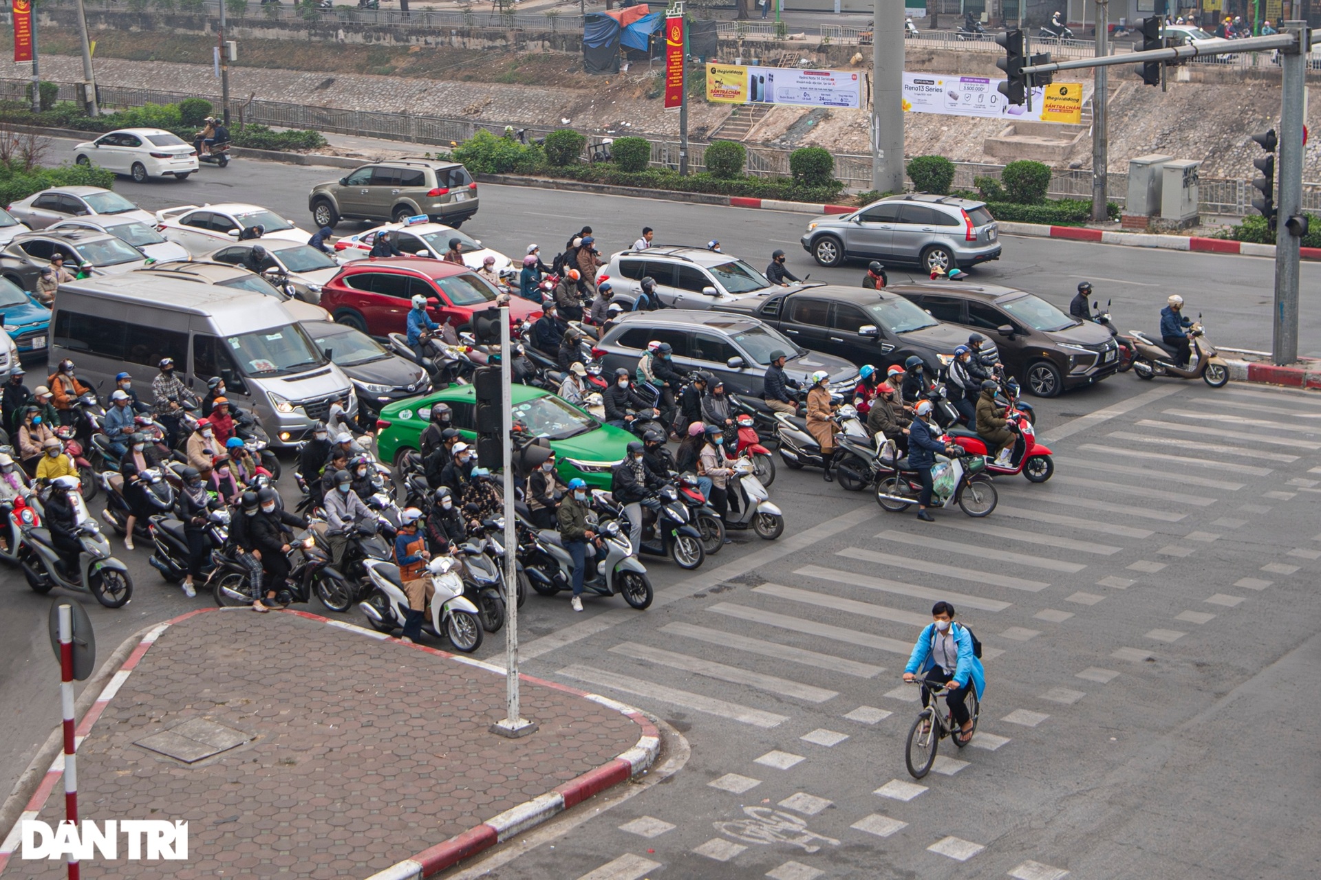 Những dòng xe cộ ngay hàng, thẳng lối trên khắp các ngã tư Hà Nội - 4 Những dòng xe cộ ngay hàng, thẳng lối trên khắp các ngã tư Hà Nội - 4
