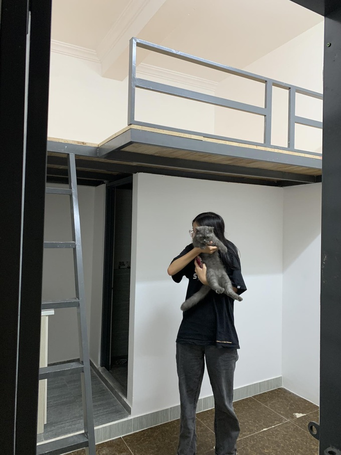 Cố thủ cửa hàng tiện lợi, bôi nước lên người mới ngủ được vào ngày 40 độ C - 3 Cố thủ cửa hàng tiện lợi, bôi nước lên người mới ngủ được vào ngày 40 độ C - 3