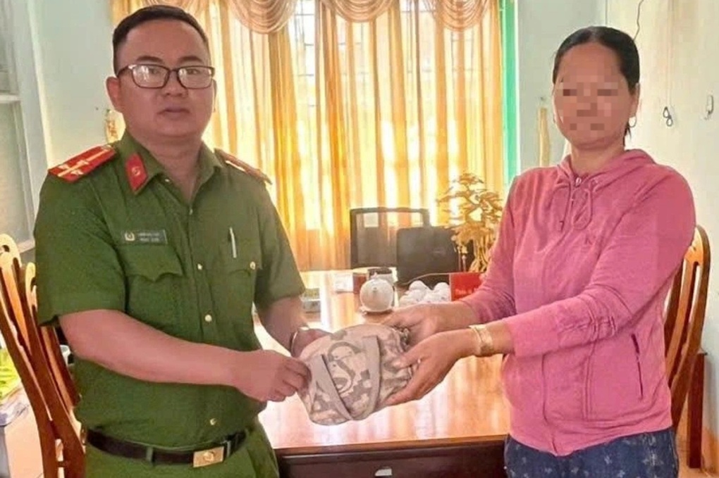 Người phụ nữ phát hiện túi xách bên đường chứa nhiều tiền, vàng - 1 Người phụ nữ phát hiện túi xách bên đường chứa nhiều tiền, vàng - 1