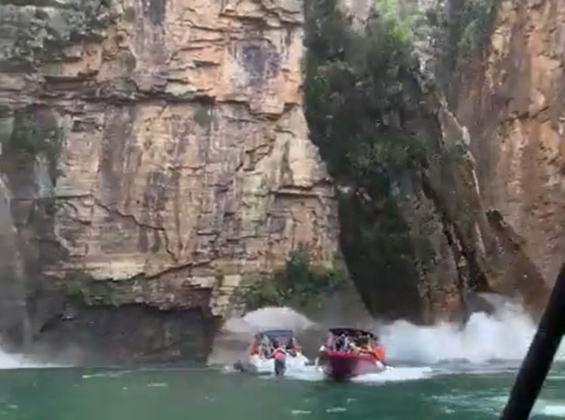 Khoảnh khắc vách đá lở đè trúng thuyền ở Brazil, 6 người chết - 1 Khoảnh khắc vách đá lở đè trúng thuyền ở Brazil, 6 người chết - 1