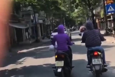Ngán ngẩm với kiểu điều khiển xe máy của hai người phụ nữ