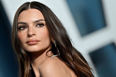Người mẫu Emily Ratajkowski từ giã diễn xuất vì luôn bị gợi tình hóa
