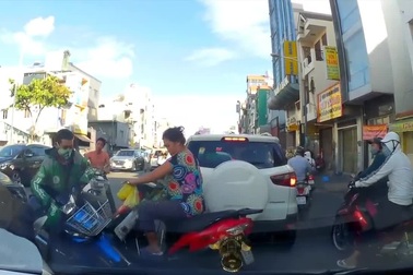 Xung đột giao thông, nam thanh niên dùng mũ bảo hiểm phang thẳng đầu phụ nữ