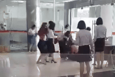 Khoảnh khắc người dân dùng áo đập ong, giải cứu 2 mẹ con bị đốt gần 100 nốt