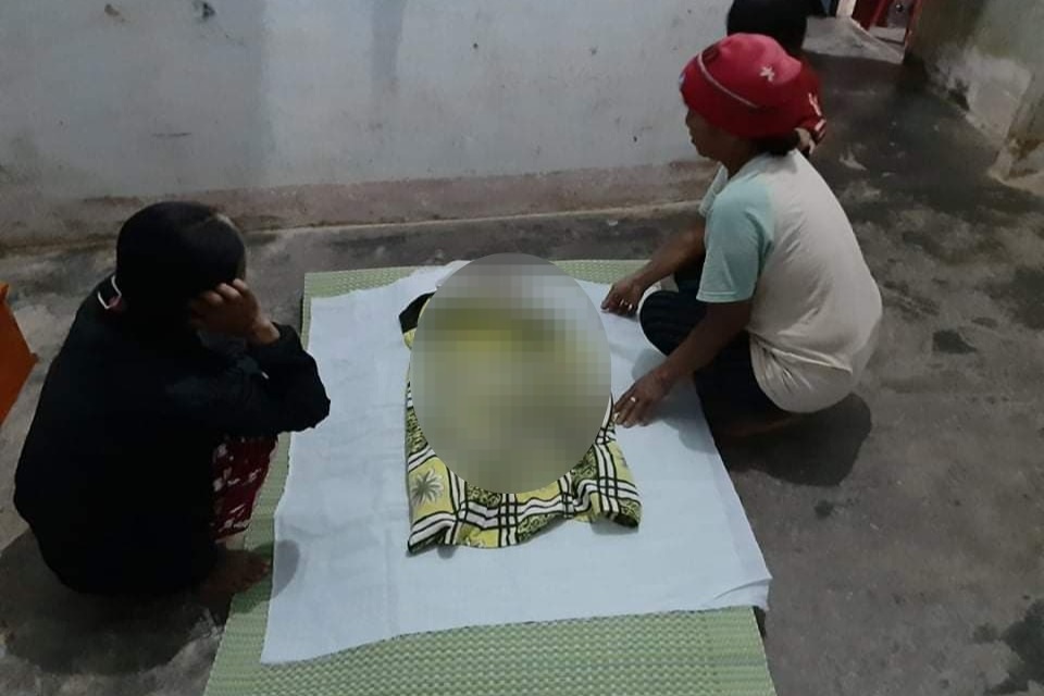 Tường gạch sập, đè 4 trẻ nhỏ, cháu bé 8 tháng tuổi tử vong - 2 Tường gạch sập, đè 4 trẻ nhỏ, cháu bé 8 tháng tuổi tử vong - 2