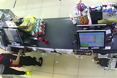 Nữ nhân viên cửa hàng tiện lợi bị kẻ cướp kề dao vào cổ