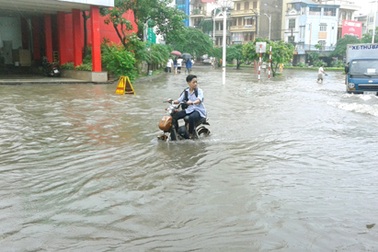 Người Hà Nội “bơi” trên tuyến đường ngập sâu gần 1m