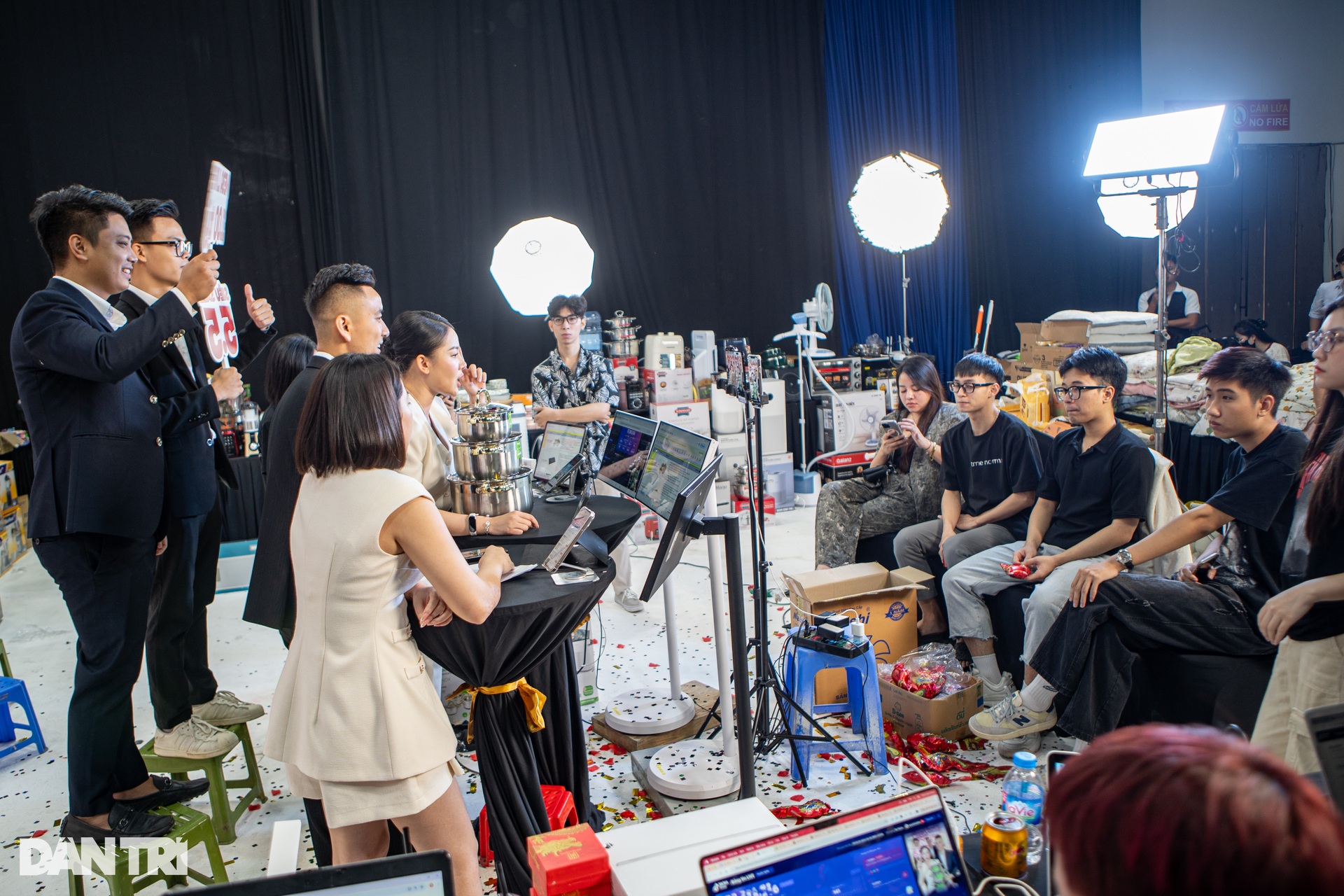 Hậu trường livestream 100 tỷ đồng: Cặp đôi Tiktoker nhận về bao nhiêu tiền? - 10 Hậu trường livestream 100 tỷ đồng: Cặp đôi Tiktoker nhận về bao nhiêu tiền? - 10