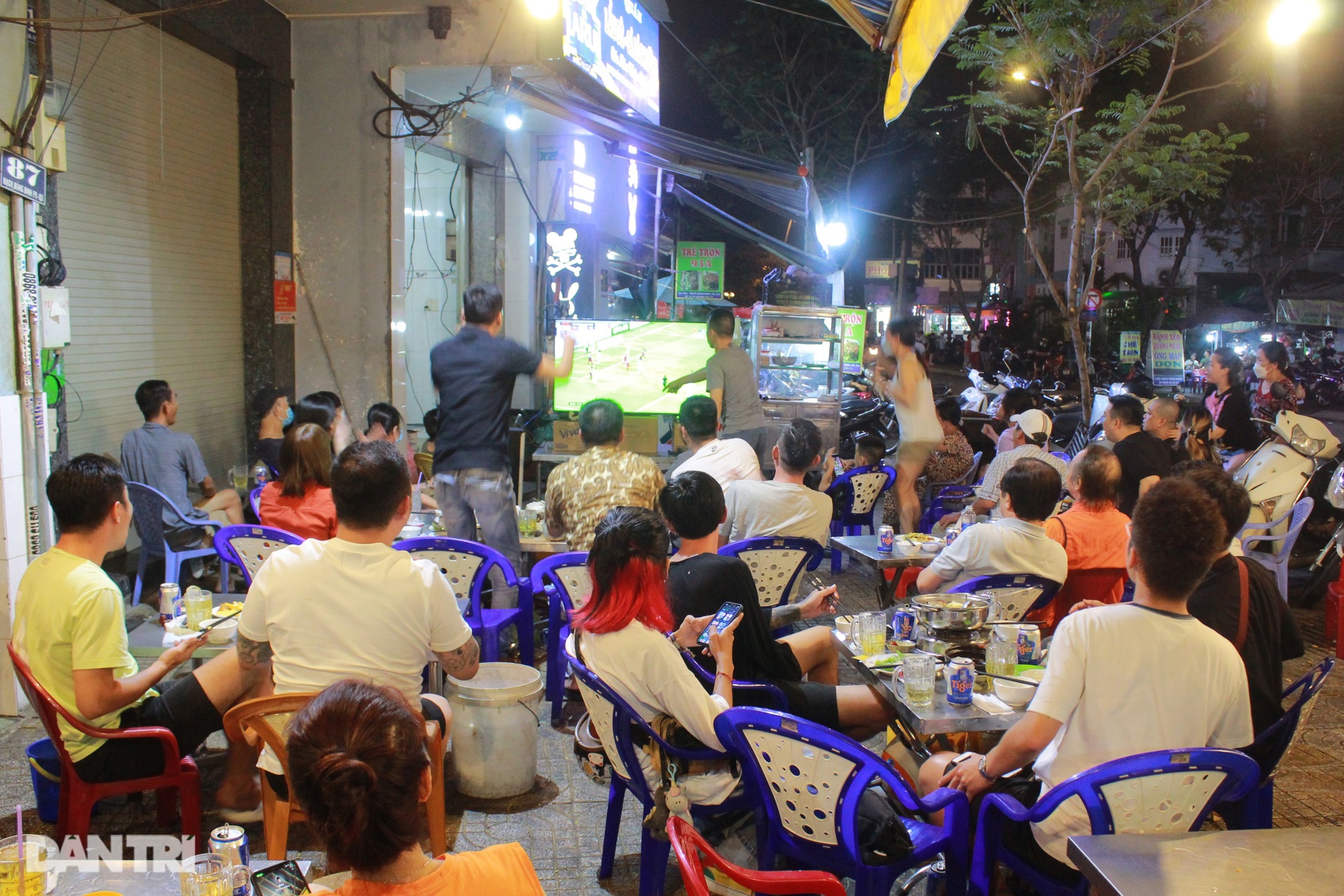 Người hâm mộ gục đầu tiếc nuối khi Việt Nam trở thành cựu vương tại AFF Cup - 4 Người hâm mộ gục đầu tiếc nuối khi Việt Nam trở thành cựu vương tại AFF Cup - 4