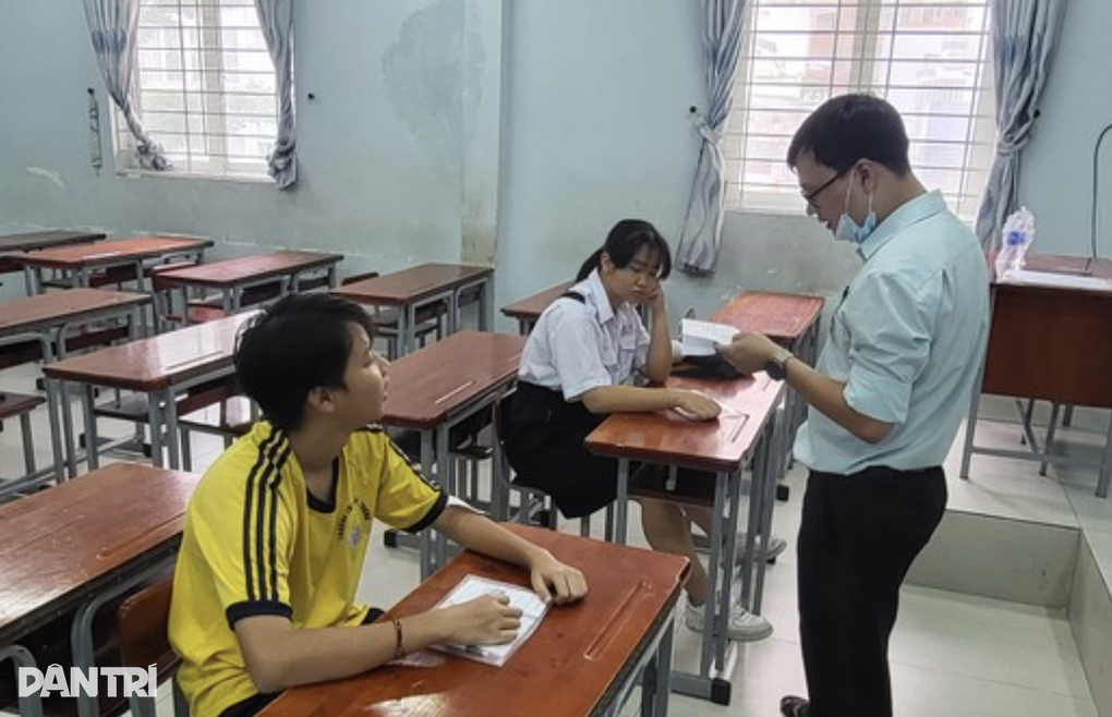 Thi lớp 10 TPHCM: 8 thí sinh có người viết bài hộ, có phòng thi chỉ 3 người - 3 Thi lớp 10 TPHCM: 8 thí sinh có người viết bài hộ, có phòng thi chỉ 3 người - 3