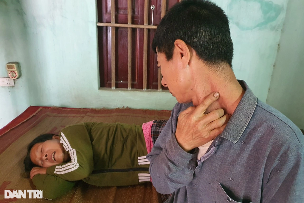 Nghẹn lòng bữa ăn của gia đình nghèo khó, bệnh tật ở ngoại thành Hà Nội - 3 Nghẹn lòng bữa ăn của gia đình nghèo khó, bệnh tật ở ngoại thành Hà Nội - 3