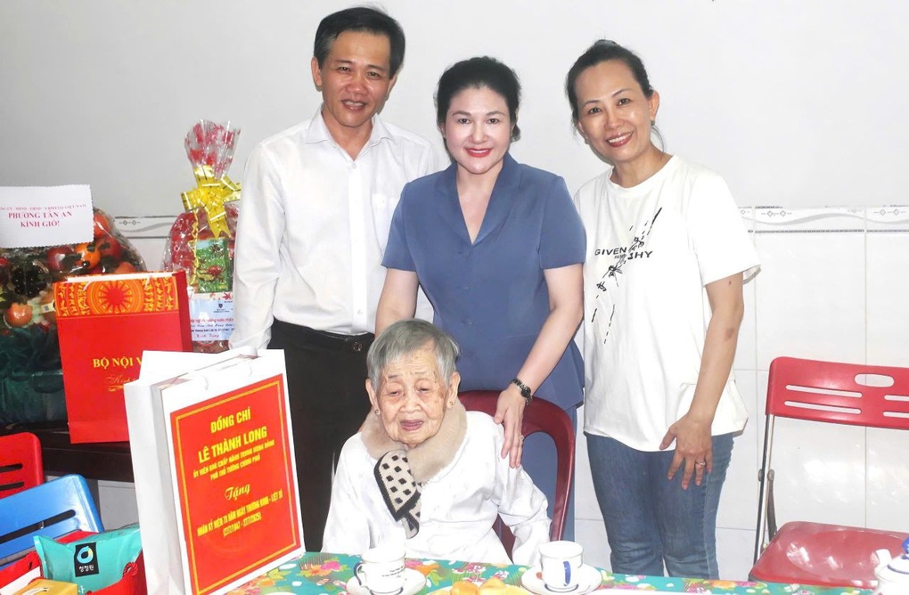 Chánh án TAND Tối cao thăm gia đình chính sách, người có công tại Vĩnh Long - 3 Chánh án TAND Tối cao thăm gia đình chính sách, người có công tại Vĩnh Long - 3