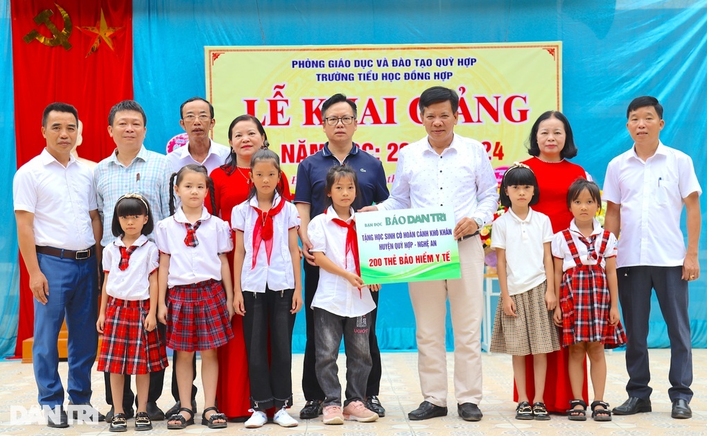 Thẻ BHYT đến với các em học sinh hoàn cảnh khó khăn thật sự rất ý nghĩa - 1 Thẻ BHYT đến với các em học sinh hoàn cảnh khó khăn thật sự rất ý nghĩa - 1