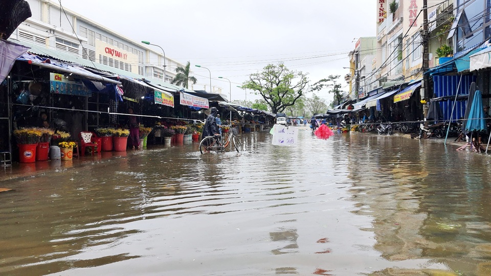 Mưa lớn suốt 2 ngày biến đường phố thành sông - 1
