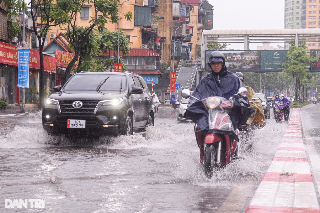 Sân trường đại học ở Hà Nội lênh láng nước, sinh viên bì bõm dắt xe - 1 Sân trường đại học ở Hà Nội lênh láng nước, sinh viên bì bõm dắt xe