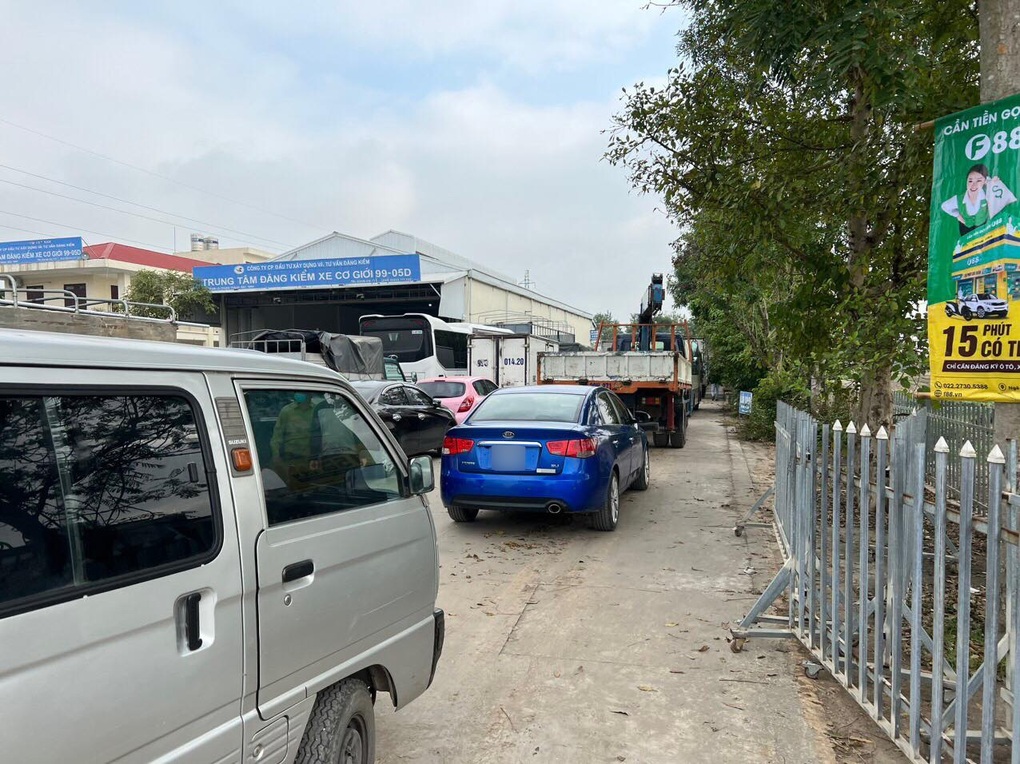 Xếp hàng 4 ngày ở ba trạm đăng kiểm, tài xế ấm lòng khi được mời cơm trưa - 2 Xếp hàng 4 ngày ở ba trạm đăng kiểm, tài xế ấm lòng khi được mời cơm trưa - 2