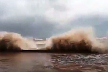 Triều cường dâng cao, sóng cuồn cuộn tràn đê Quất Lâm