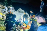 Cảnh sát đi bộ 2km đường dốc tìm kiếm người gặp nạn trong rừng