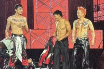 SOOBIN cởi áo nhảy cực sung dưới mưa, hàng vạn khán giả hò reo