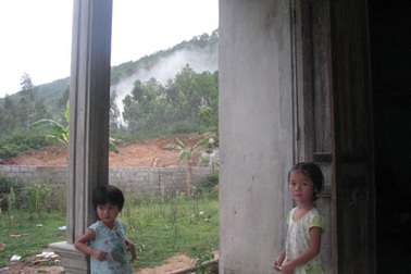 Khẩn trương cứu những phận người dưới chân núi Hồng Lam