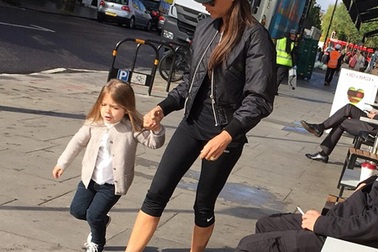 Victoria Beckham và con gái xuất hiện sành điệu trên phố