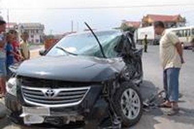 Container  bất ngờ "húc" ô tô con, 4 người nguy kịch