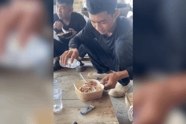 Bữa trưa 2 phút, cơm chan nước lọc của lao động Việt tại Đài Loan