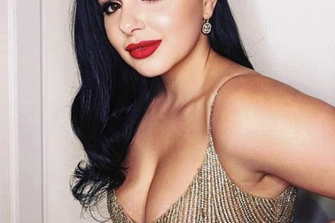 Ariel Winter khoe ngực khủng khi đi xem ca nhạc