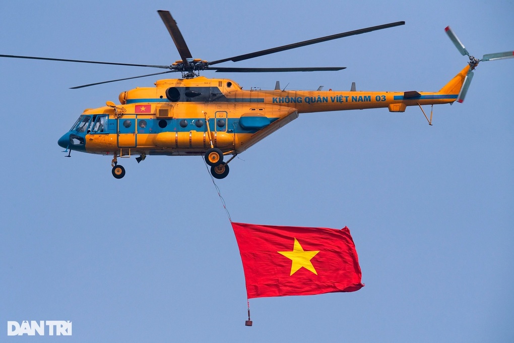 Những lá cờ được treo thế nào ở 6 trực thăng bay tại triển lãm quốc phòng? - 4 Những lá cờ được treo thế nào ở 6 trực thăng bay tại triển lãm quốc phòng? - 4