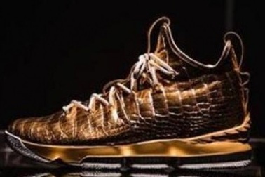 Giày thể thao tiền tỷ gây sốt nhờ "combo" da cá sấu và dát vàng