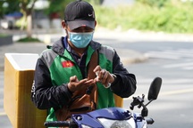 TPHCM: Shipper được hoạt động ở "vùng đỏ", cấp thêm 20.000 giấy đi đường