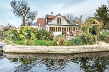 Khám phá chốn nghỉ dưỡng trong mơ nằm giữa dòng sông Thames