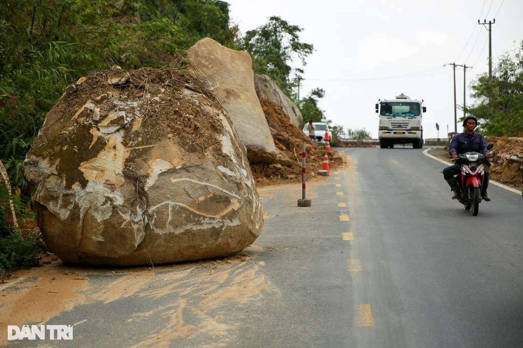 Đèo Hải Vân vẫn ngổn ngang sau trận mưa lịch sử - 2 Đèo Hải Vân vẫn ngổn ngang sau trận mưa lịch sử - 2