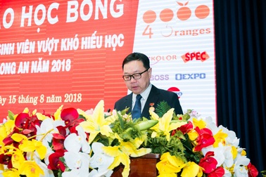 Trao tặng hơn 1,6 tỷ đồng học bổng cho học sinh hiếu học tỉnh Long An năm 2018