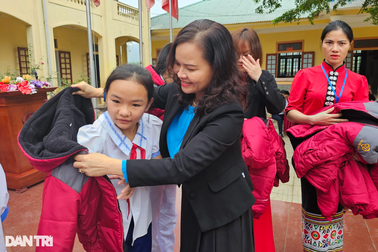 Trao tặng 1.000 áo ấm tới học sinh miền núi
