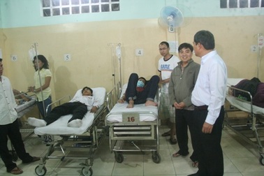 Thăm - động viên bác sĩ, bệnh nhân đón Giao thừa trong bệnh viện