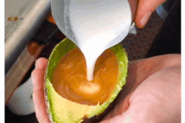 Độc đáo Latte đựng trong vỏ quả bơ