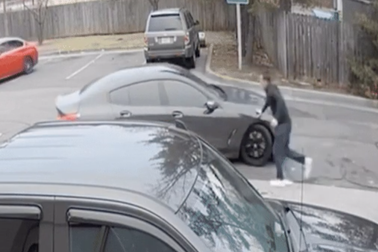 Tình huống bị trộm xe BMW đắt tiền ngay trước mắt do chủ quan khi bơm lốp