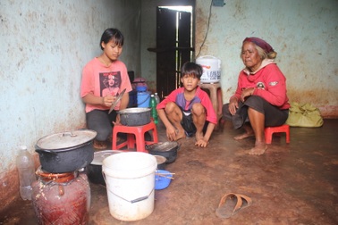 Xót lòng hai chị em mồ côi ăn lá mì, vượt khó đến trường